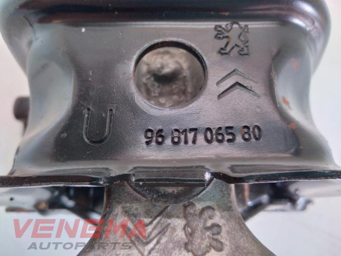 Engine mount from a Citroën C3 (SC) 1.6 HDi 92 2012