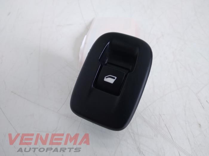 Usados Interruptor de ventanilla eléctrica Peugeot 208 I (CA/CC/CK/CL) 1.2 Vti 12V PureTech 82 Precio € 9,99 Norma de margen ofrecido por Venema Autoparts