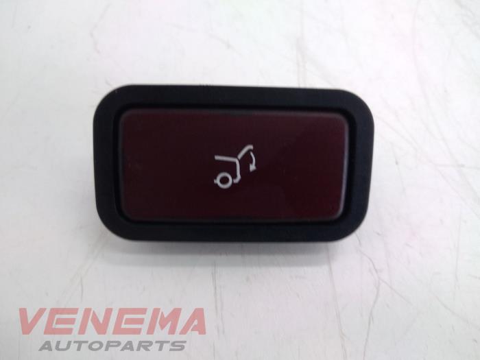 Tailgate/boot open switch button