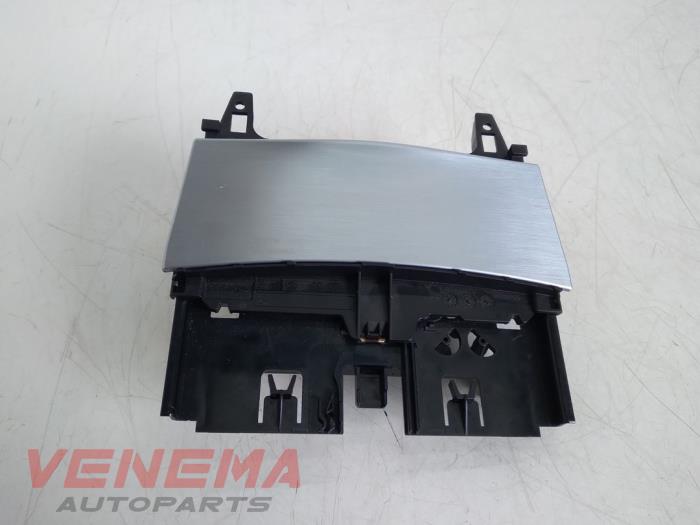 Begagnade Askkopp, fram Mercedes C Estate (S204) 2.2 C-220 CDI 16V Pris € 24,99 Marginaltabell erbjuds av Venema Autoparts