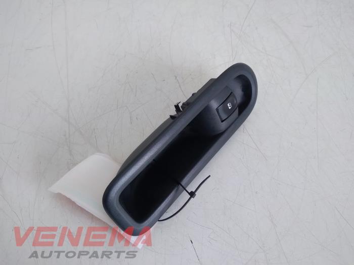 Usados Interruptor de ventanilla eléctrica Renault Twingo II (CN) 1.2 16V Precio € 9,99 Norma de margen ofrecido por Venema Autoparts