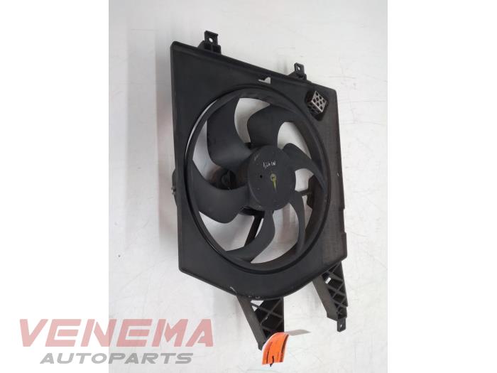 Używane Wentylator Renault Twingo II (CN) 1.2 16V Cena € 49,99 Procedura marży oferowane przez Venema Autoparts