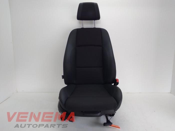 Używane Fotel prawy BMW 1 serie (E88) 118d 16V Cena € 224,99 Procedura marży oferowane przez Venema Autoparts
