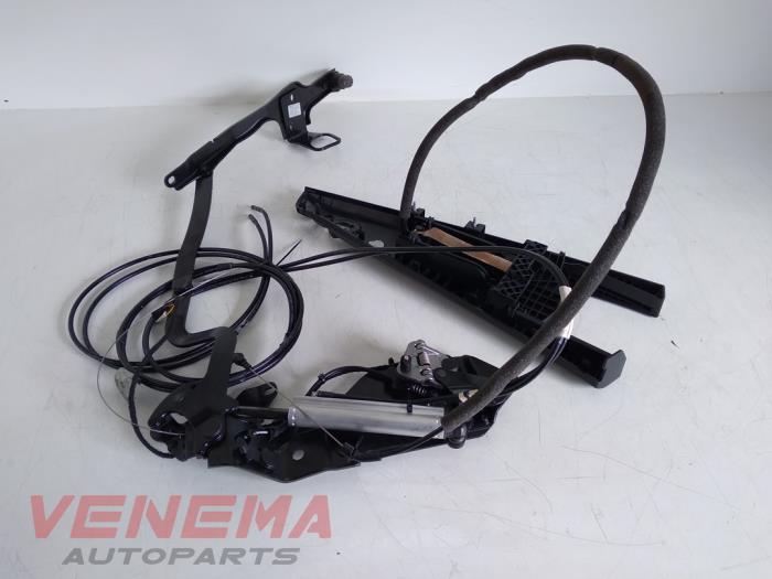Używane Zawias dachu cabrio BMW 1 serie (E88) 118d 16V Cena € 74,99 Procedura marży oferowane przez Venema Autoparts