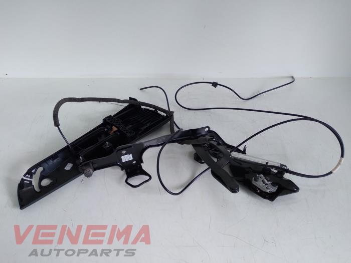Używane Zawias dachu cabrio BMW 1 serie (E88) 118d 16V Cena € 74,99 Procedura marży oferowane przez Venema Autoparts