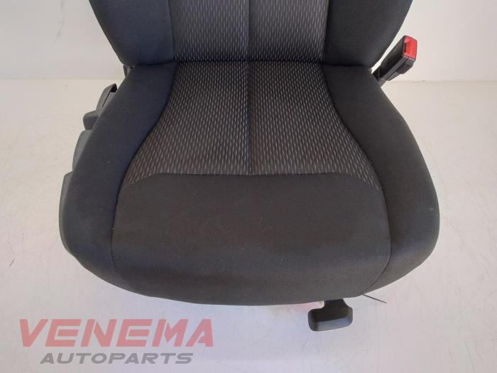 Seat, right from a BMW 1 serie (F20) 114i 1.6 16V 2014