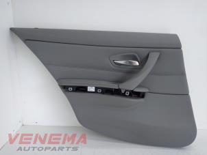 Używane Tapicerka drzwi lewych tylnych wersja 4-drzwiowa BMW 3 serie (E90) 320i 16V Cena € 39,99 Procedura marży oferowane przez Venema Autoparts