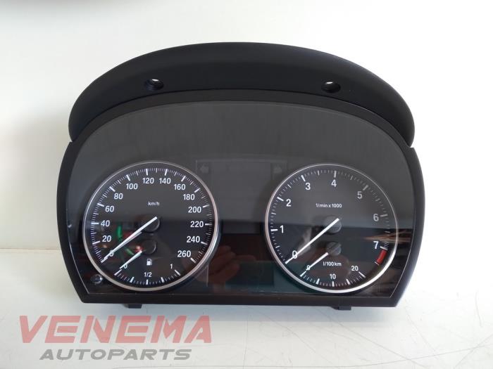Odometer KM from a BMW 3 serie (E90) 320i 16V 2011