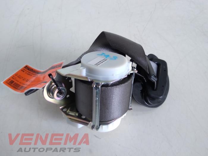 Front seatbelt, left from a BMW 3 serie (E90) 320i 16V 2011