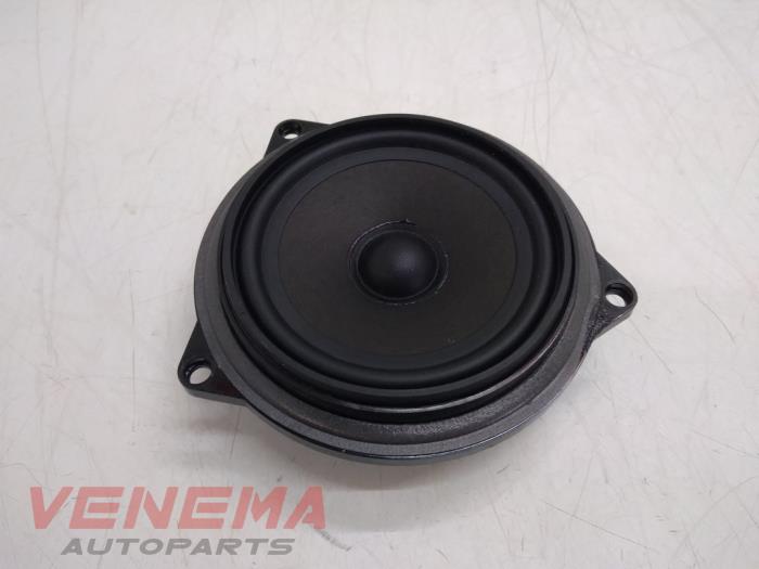 Speaker from a BMW X1 (E84) xDrive 20d 2.0 16V 2012