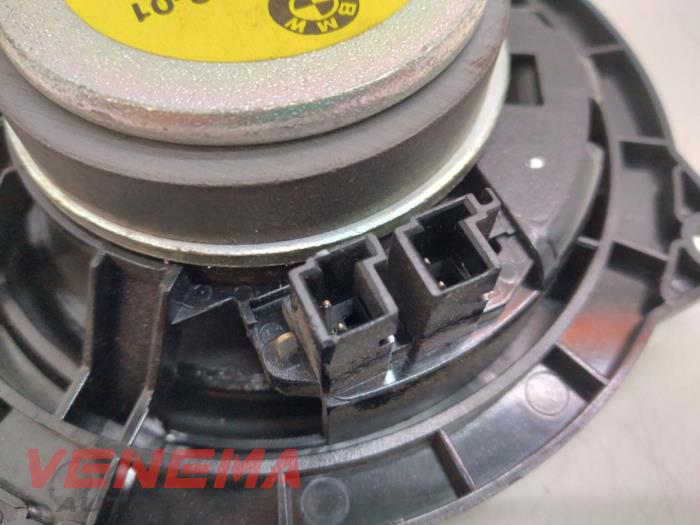 Speaker from a BMW X1 (E84) xDrive 20d 2.0 16V 2012