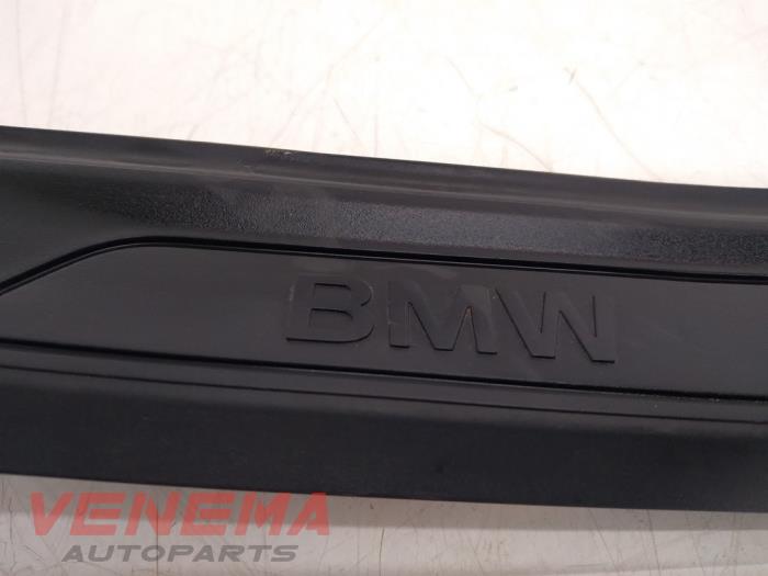 Door sill left from a BMW 1 serie (F20) 114d 1.6 16V 2015