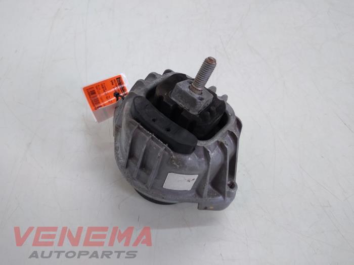 Engine mount from a BMW 1 serie (E87/87N) 116i 1.6 16V 2009
