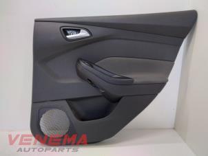 Używane Tapicerka drzwi prawych tylnych wersja 4-drzwiowa Ford Focus 3 Wagon 1.0 Ti-VCT EcoBoost 12V 125 Cena € 29,99 Procedura marży oferowane przez Venema Autoparts