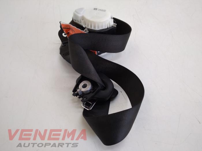 Front seatbelt, right from a BMW 2 serie (F23) 218i 1.5 TwinPower Turbo 12V 2019
