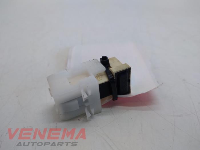Brake light switch from a BMW 2 serie (F23) 218i 1.5 TwinPower Turbo 12V 2019