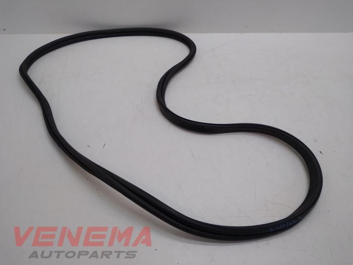 Boot lid seal from a BMW 2 serie (F23) 218i 1.5 TwinPower Turbo 12V 2019