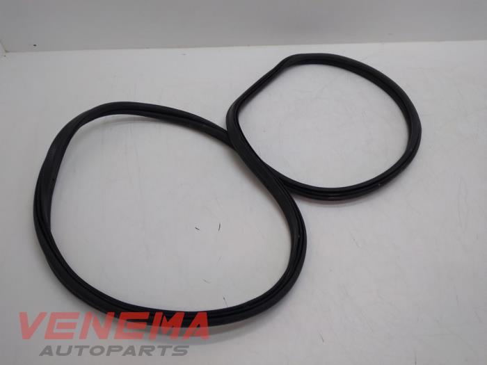 Boot lid seal from a BMW 2 serie (F23) 218i 1.5 TwinPower Turbo 12V 2019