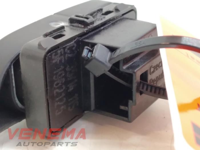 Central locking switch from a Seat Leon (5FB) 1.2 TSI Ecomotive 16V 2016
