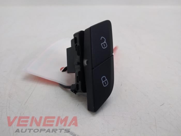 Central locking switch from a Seat Leon (5FB) 1.2 TSI Ecomotive 16V 2016