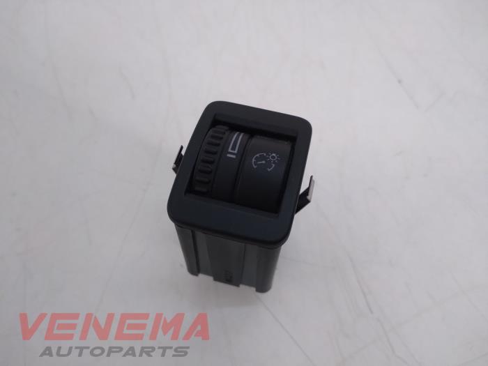 Używane Sciemniacz kokpitowy Volkswagen Golf Plus (5M1/1KP) 1.6 TDI 16V 105 Cena € 14,99 Procedura marży oferowane przez Venema Autoparts