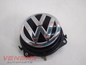 Używane Uchwyt tylnej klapy Volkswagen Golf VII (AUA) 1.2 TSI 16V Cena € 39,99 Procedura marży oferowane przez Venema Autoparts