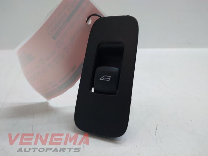 Electric window switch from a Volvo V40 Cross Country (MZ) 2.0 D2 16V 2017