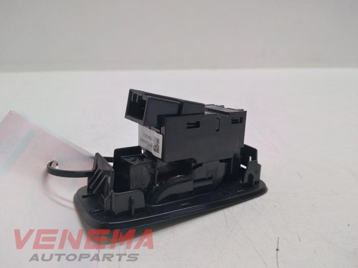 Electric window switch from a Volvo V40 Cross Country (MZ) 2.0 D2 16V 2017
