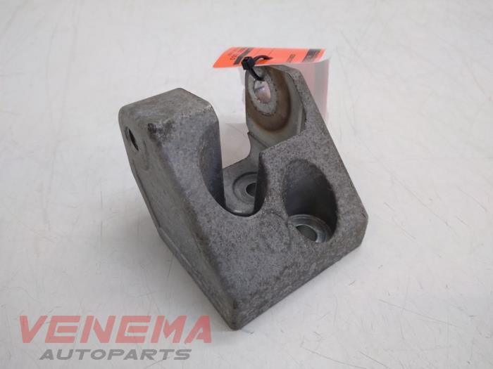 Engine mount from a Volvo V40 Cross Country (MZ) 2.0 D2 16V 2017