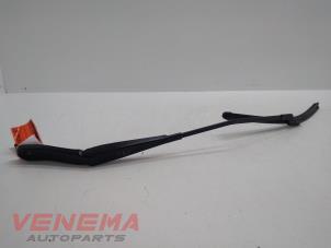 Used Front wiper arm Volvo V40 Cross Country (MZ) 2.0 D2 16V Price € 14,99 Margin scheme offered by Venema Autoparts