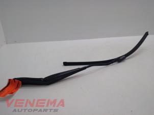 Used Front wiper arm Volvo V40 Cross Country (MZ) 2.0 D2 16V Price € 14,99 Margin scheme offered by Venema Autoparts