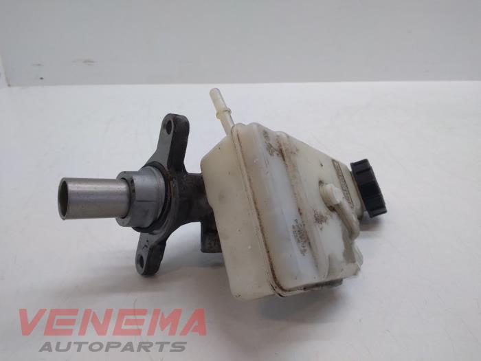 Master cylinder from a Ford Focus 3 1.0 Ti-VCT EcoBoost 12V 100 2014