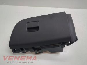 Usagé Boîte à gants Opel Adam 1.0 SIDI Turbo Prix € 34,99 Règlement à la marge proposé par Venema Autoparts