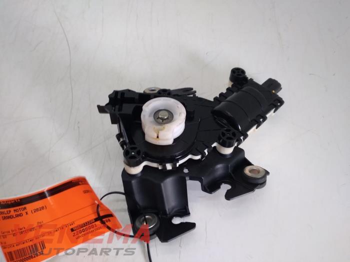 Używane Silnik tylnej klapy Opel Grandland (X) 1.2 Turbo 12V Cena € 89,99 Procedura marży oferowane przez Venema Autoparts