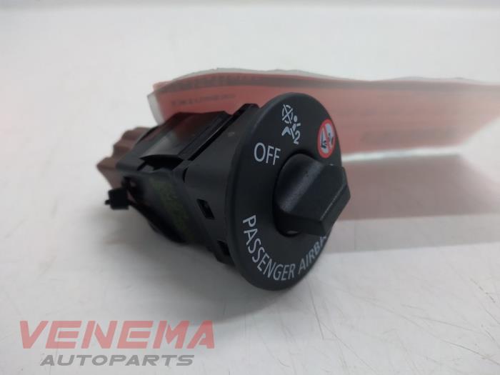 Airbag switch from a Renault Kadjar (RFEH) 1.2 Energy TCE 130 2018
