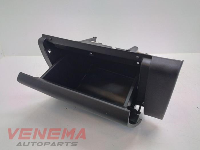 Glovebox from a Renault Kadjar (RFEH) 1.2 Energy TCE 130 2018