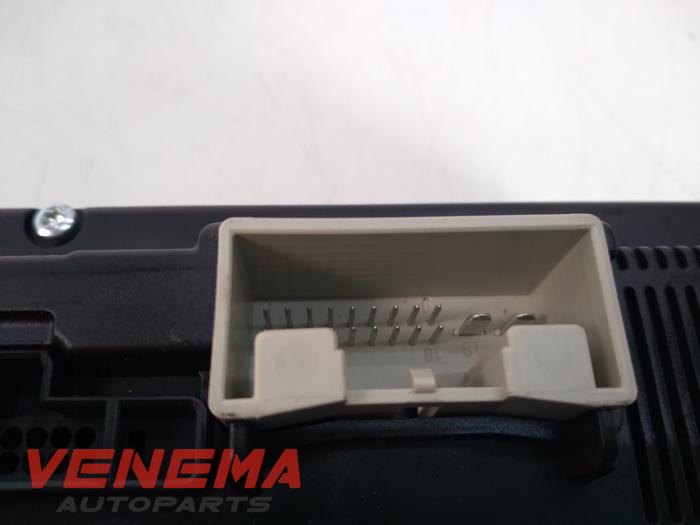 Heater control panel from a Volkswagen Passat Variant (365) 2.0 TDI 16V 140 2011