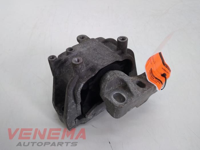 Used Engine mount Volkswagen Passat Variant (365) 2.0 TDI 16V 140 Price € 29,99 Margin scheme offered by Venema Autoparts