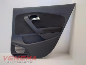 Używane Tapicerka drzwi prawych tylnych wersja 4-drzwiowa Volkswagen Polo V (6R) 1.2 TSI Cena € 39,99 Procedura marży oferowane przez Venema Autoparts