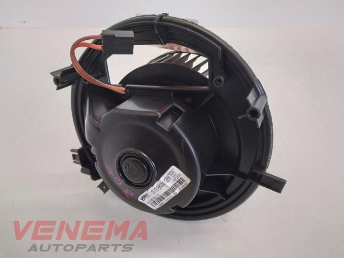 Heating and ventilation fan motor from a Seat Leon (5FB) 1.4 TSI 16V 2016