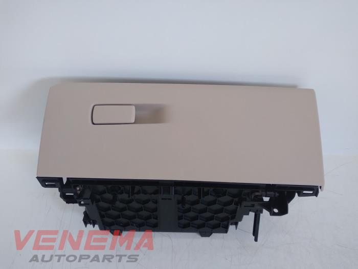 Begagnade Handskfack BMW X1 (F48) sDrive 18d 2.0 16V Pris € 59,99 Marginaltabell erbjuds av Venema Autoparts