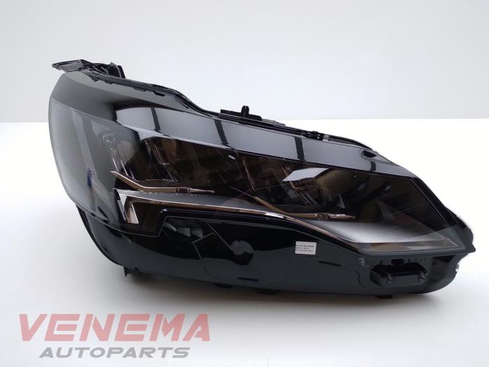 Używane Reflektor prawy Peugeot 5008 II (M4/MC/MJ/MR) 1.2 12V e-THP PureTech 130 Cena € 649,99 Procedura marży oferowane przez Venema Autoparts