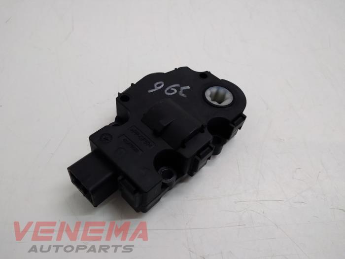 Heater valve motor from a BMW 1 serie (F20) 116i 1.6 16V 2013