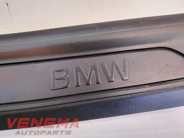 Embellecedor de un BMW 1 serie (F20) 116i 1.6 16V 2013