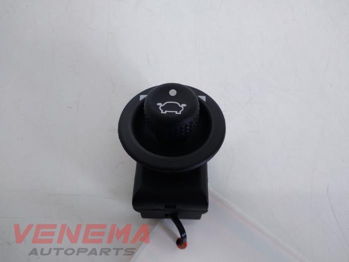 Używane Przelacznik lusterka Ford Fiesta 6 (JA8) 1.4 TDCi Cena € 9,99 Procedura marży oferowane przez Venema Autoparts