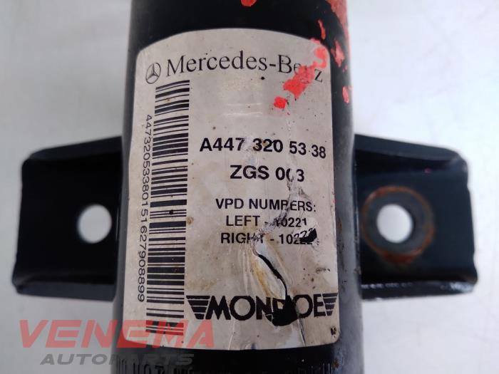 Barre amortisseur avant gauche d'un Mercedes-Benz Vito (447.6) 1.6 111 CDI 16V 2017