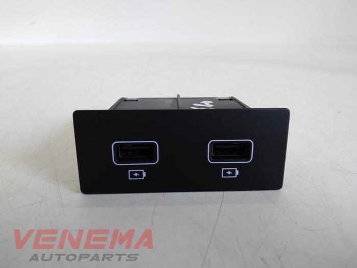 Begagnade USB-modul Renault Kadjar (RFEH) 1.3 TCE 140 FAP 16V Pris € 29,99 Marginaltabell erbjuds av Venema Autoparts