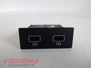 Używane Modul USB Renault Kadjar (RFEH) 1.3 TCE 140 FAP 16V Cena € 29,99 Procedura marży oferowane przez Venema Autoparts