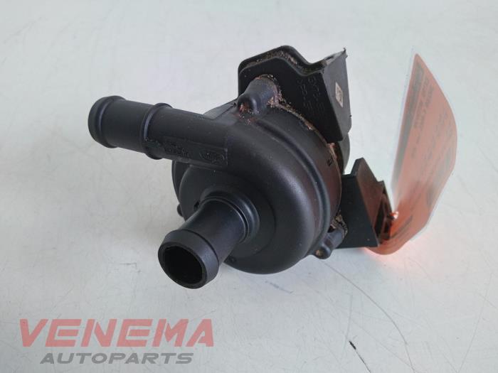 Begagnade Extra vattenpump Jaguar F-Pace 3.0 D 24V AWD Pris € 59,99 Marginaltabell erbjuds av Venema Autoparts