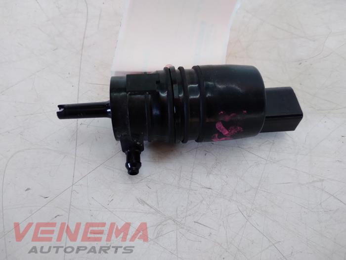 Windscreen washer pump from a BMW 1 serie (F20) 116i 1.5 12V 2019